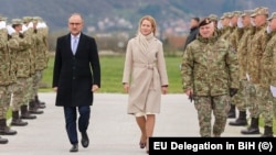 Visoka predstavnica za spoljnu politiku i bezbjednost Evropske unije, Kaja Kalas, u obilasku EUFOR-ovog kampa Butmir kod Sarajeva, 8. april 2025.