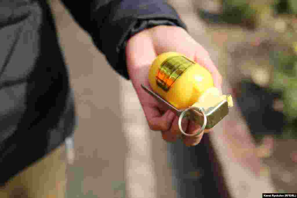 Во время уборки на площади &laquo;Ала-Тоо&raquo; волонтер нашел светошумовую гранату.