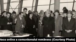 21 decembrie 1976. Vizitând o expoziţie consacrată noutăţilor în domeniul construcţiilor şi materialelor de construcţii. Fototeca online a comunismului românesc; cota:365/1976