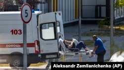 Медицински лица носат заразен со ковид, Москва, јуни 26, 2021