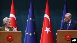 Președinta Comisiei Europene, Ursula von der Leyen, și președintele Turciei, Recep Tayyip Erdogan, la Ankara, în decembrie 2024.