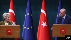 Președinta Comisiei Europene, Ursula von der Leyen, și președintele Turciei, Recep Tayyip Erdogan, la Ankara, în decembrie 2024.