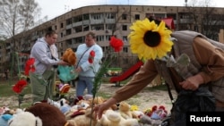 Ožalošćeni na igralištu koje je pogođeno ruskim raketnim udarom u ukrajinskom gradu Krivi Rih