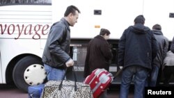 Azilanti ulaze u autobuse u Briselu