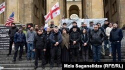 Люди, выстроившись в несколько рядов, постарались выразить свое отношение к происходящему без слов, молча