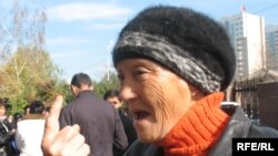 Алматинка Кулян Канапьяевна говорит, что президент Казахстана должен ответить перед народом за все свои ошибки. Алматы, 21 октября 2008 года. 