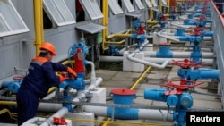 Një punëtor në një ndërtesë nëntokësore për ruajtjen e gazit afër Poltavës. Fotografi nga arkivi. 