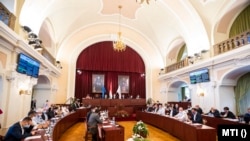 Ülésezik a Fővárosi Közgyűlés. Középen Karácsony Gergely főpolgármester a városházán 2020. szeptember 30-án