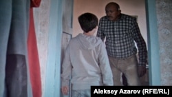 Главный герой фильма и его отец (фильм на казахском языке с субтитрами на русском). Снимок с экрана.