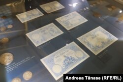 Bancnote și monede expuse în Muzeul Băncii Naționale a României