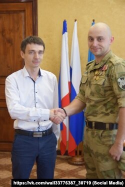 Депутат российского парламента Крыма Роман Шантаев и депутат Красногвардейского райсовета Сергей Полячок (справа), 11 сентября 2024 года