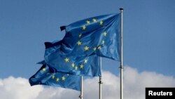 Flamuj të Bashkimit Evropian të vendosur para selisë së Komisionit Evropin në Bruksel. Fotografi nga arkivi. 