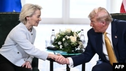 Президент США Дональд Трамп пожимает руку главе Еврокомиссии Урсуле фон дер Ляйен во время встречи в Шотландии 27 июля 2025 года