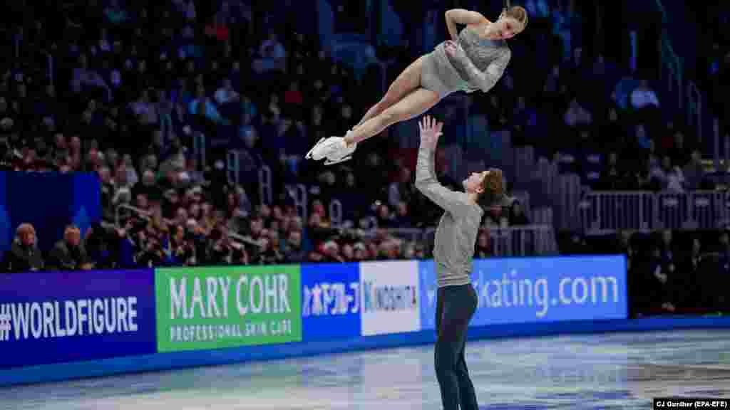 Katerina Gejniš i Dmitrij Čigirev iz Uzbekistana nastupaju tokom kratkog programa parova na svjetskom prvenstvu u umjetničkom klizanju u američkom gradu Bostonu.