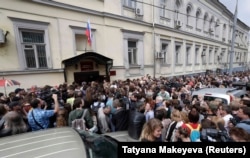 Acțiune în sprijinul lui Kiril Serebrenikov, în jața unei judecătorii la Moscova