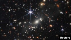 Fotografija napravljena pomoću Svemirskog teleskopa Žejms Veb američke agencije NASA koja prikazuje kosmos u osvit univerzuma, 11. jul 2022.