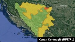 Bosznia és közigazgatási határai. A sárgával jelölt rész a Boszniai Szerb Köztársaság területét jelöli, a zöld a döntően bosnyákok és horvátok alkotta Bosznia-Hercegovinai Föderációiét. Pirossal a stratégiai jelentőségű és különleges jogállású Brčkói Körzet.