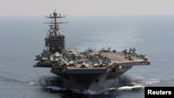 Американскиот носач на авиони Абрахам Линколн во саботата го мина Ормускиот Tеснец.