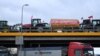 Fermerët polakë duke bllokuar një autostradë që lidh Varshavën dhe qyteza tjera polake me Ukrainën.