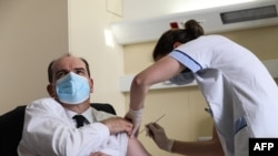 Francuski premijer Žan Kasteks prima vakcinu Astrazeneka