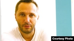 Али Синани.