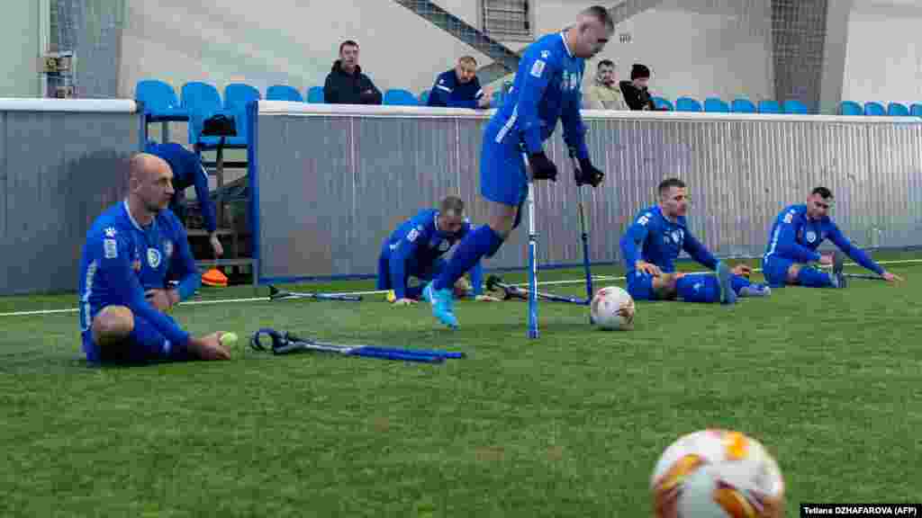 A végtaghiányos háborús veteránok egyik rehabilitációs foglalkozása az amatőr foci