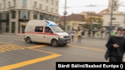 Mentőautó a koronavírus-járvány idején Budapesten