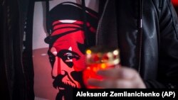 Есетата често са на теми от руската история, по които правителството и националните медии рядко говорят