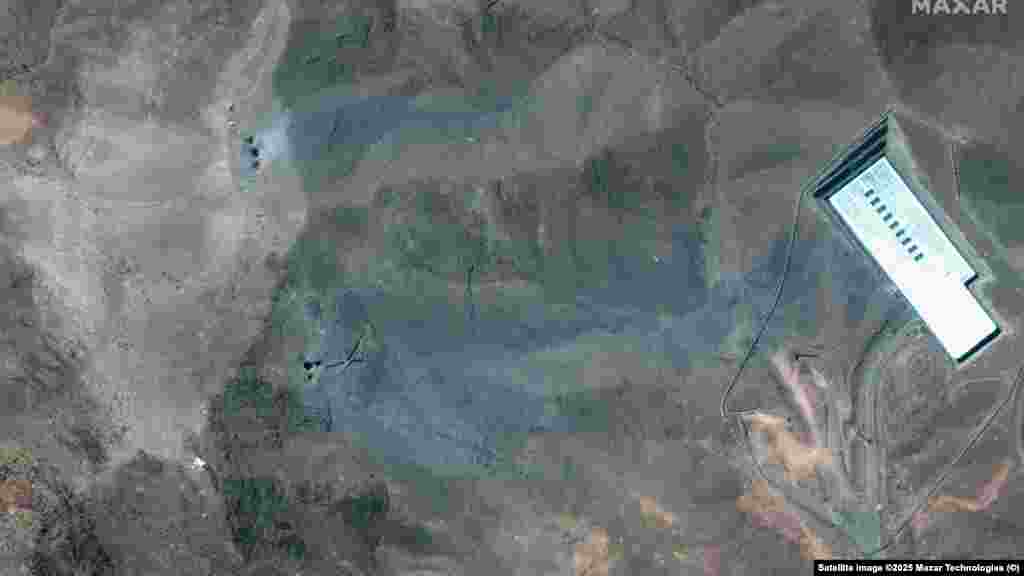 Kráterek keletkeztek és füst száll fel a fordói urándúsító létesítményből az amerikai bunkerrombolók bevetése után a június 22-én készült műholdfelvételen