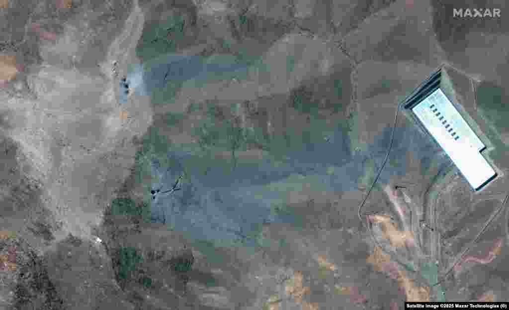 На снимках, сделанных после ударов, видны кратеры и пепел в комплексе Фордо