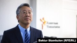 Дональд Лу.