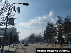 Na stubovima gradske rasvjete u glavnoj ulici u Banjaluci postavljene su zastave države Srbije i entiteta Republika Srpska u čast zajedničkog obilježavanja spornog dana državnosti, Banjaluka, 13. februara 2025.