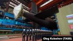 Припадници на руската морнарица присуствуваа на пуштањето на нуклеарната подморница 885M Јасен-М К-571 Краснојарск во бродоградилиштето Севмаш во Северодвинск во јули 2021 година.