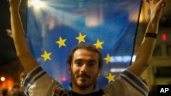 რუმინეთში ხალხი დემოკრატიის გამარჯვებას ზეიმობს - არჩევნების მეორე ტურში პრორუსული განწყობებით ცნობილი ნაციონალისტი კანდიდატი დამარცხდა.