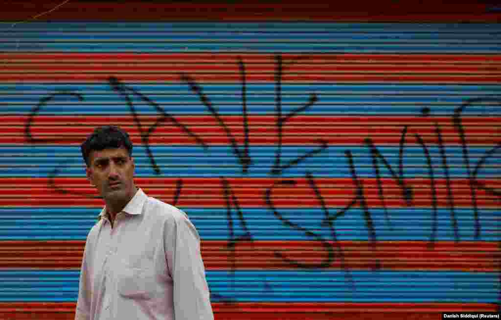 Pakistanski premijer Imran Khan upoređivao je indijsku vladajuću stranku s nacizmom, a na Twitteru je napisao: &quot;Pokušava se promijeniti demografija Kašmira etničkim čišćenjem. Pitanje je: Hoće li svijet gledati i smiriti se kao Hitler u Minhenu?&quot;.