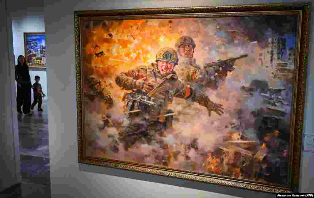 Еще одно полотно - "За боевого товарища".В апреле этого года Россия признала участие северокорейских подразделений в боевых действиях в Курской области РФ, где тогда действовали украинские войскеа, вошедшие в регион в августе 2024 года.