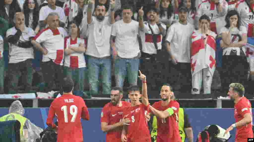 После перерыва 19-летний Арда Гюлер вновь вывел Турцию вперед