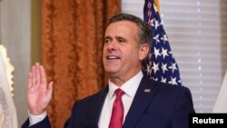 Џон Ретклиф за време на положувањето заклетва.