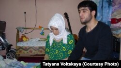 Зарина Юнусова и Рустам Назаров, родители погибшего в петербургской больнице младенца Умарали.