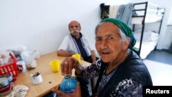 Мигранты в комнате общежития в лагере для беженцев недалеко от Майнца. 5 августа 2015 года.