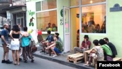 Вегетарианское кафе, на которое минувшей ночью было совершено нападение, мало известно широкой публике, однако снискало популярность у грузинских анархистов и левых