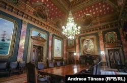Sala veche de Consiliu - Două picturi ale lui G. D. Mirea din 1891, compuse pe suporturi de formă ovală decorează laturile mai mici, și anume „Mercur” deasupra intrării și „Prometeu” pe peretele opus, fiecare dintre ele atârnând deasupra unui șemineu. Tablourile sunt realizate într-o manieră academică de influenţă barocă, foarte apreciată în România acelor vremuri.