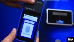 Predstojeći jesenji izbori donose nekoliko novina kojih na prethodnim nije bilo, a jedna su aparati za čitanje otisaka prstiju (na fotografiji)