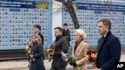 Kryeministri kanadez, Justin Trudeau (nga e majta), kryeministrja italiane, Giorgia Meloni, presidenti ukrainas, Volodymyr Zelenskiy, presidentja e KE-së Ursula von der Leyen dhe kryeministri belg, Alexander De Croo, vendosin lule te Muri i Kujtesës në Kiev më 24 shkurt.