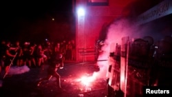 Protestatarii antiguvernamentali se ciocnesc cu forțele de ordine la Novi Sad, în Serbia, 5 septembrie 2025. 