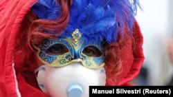 Италија- жена со медицинска маска на карневал во обид да го спречи ширењето на коронавирусот