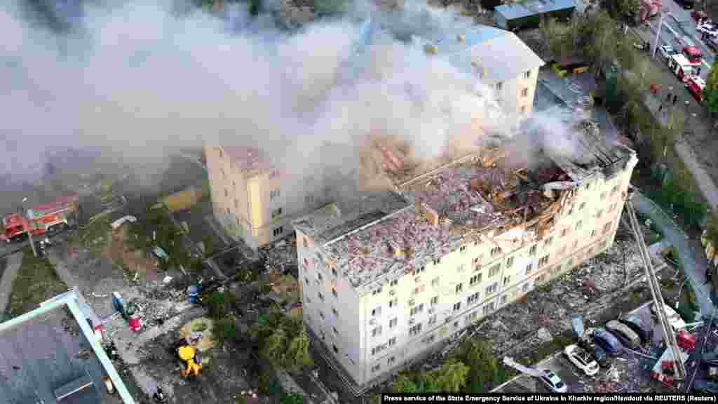 Füst száll fel az orosz drón által eltalált lakóépületből a légicsapás után augusztus 18-án