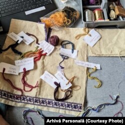 Materialele folosite de Valentin atunci când își cosea propria ie.