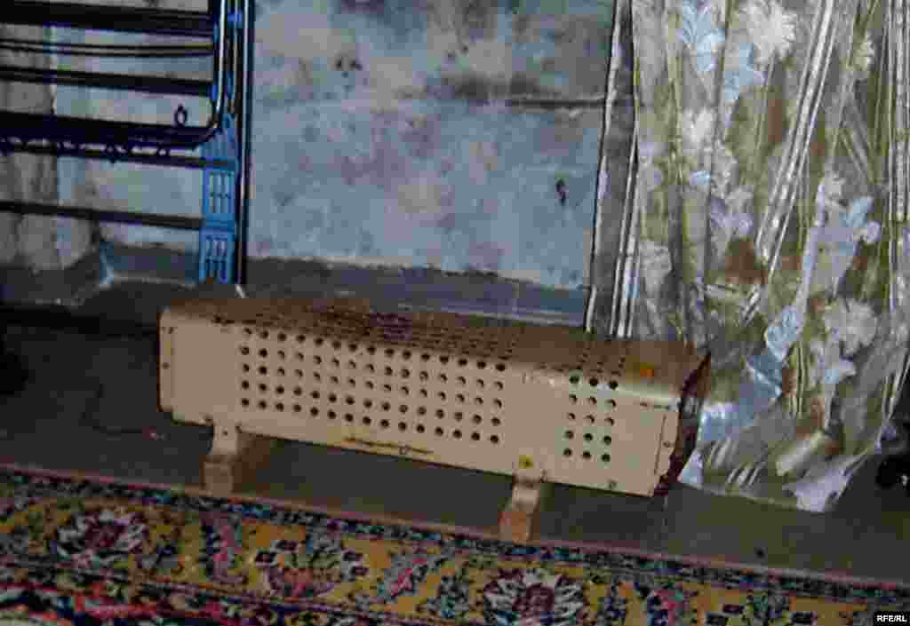 Комнаты в этом общежитии обогреваются вот такими примитивными электрическими обогревателями. - Комнаты в этом общежитии обогреваются вот такими примитивными электрическими обогревателями. 