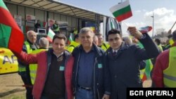 Манол Генов (в средата) подкрепя заедно с колегата си Димитър Данчев (вляво) и евродепутата от БСП Момчил Неков протеста на българските транспортни фирми в Страсбург през март.